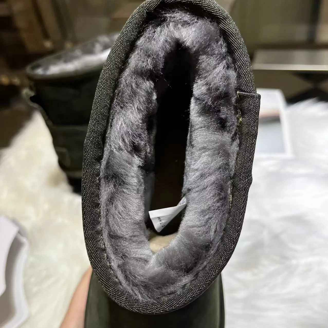 💰520 UGG sheepskin all-in-one snow boots. The official website synchronizes the new autumn and winter women's classic mini (thick sole) short snow boots 1134991, three-layer combination thick sole 5 cm, lightweight and non-slip, suede upper, 17 mm real wool lining, comfortable and casual, simple and fashionable! Color: Maroon Black Military Green Chocolate Size: 35-41